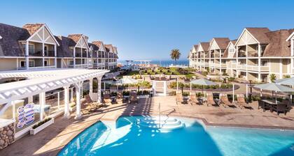 Comforts of Home ! Resort living, steps to the beach, restaurants & shops!