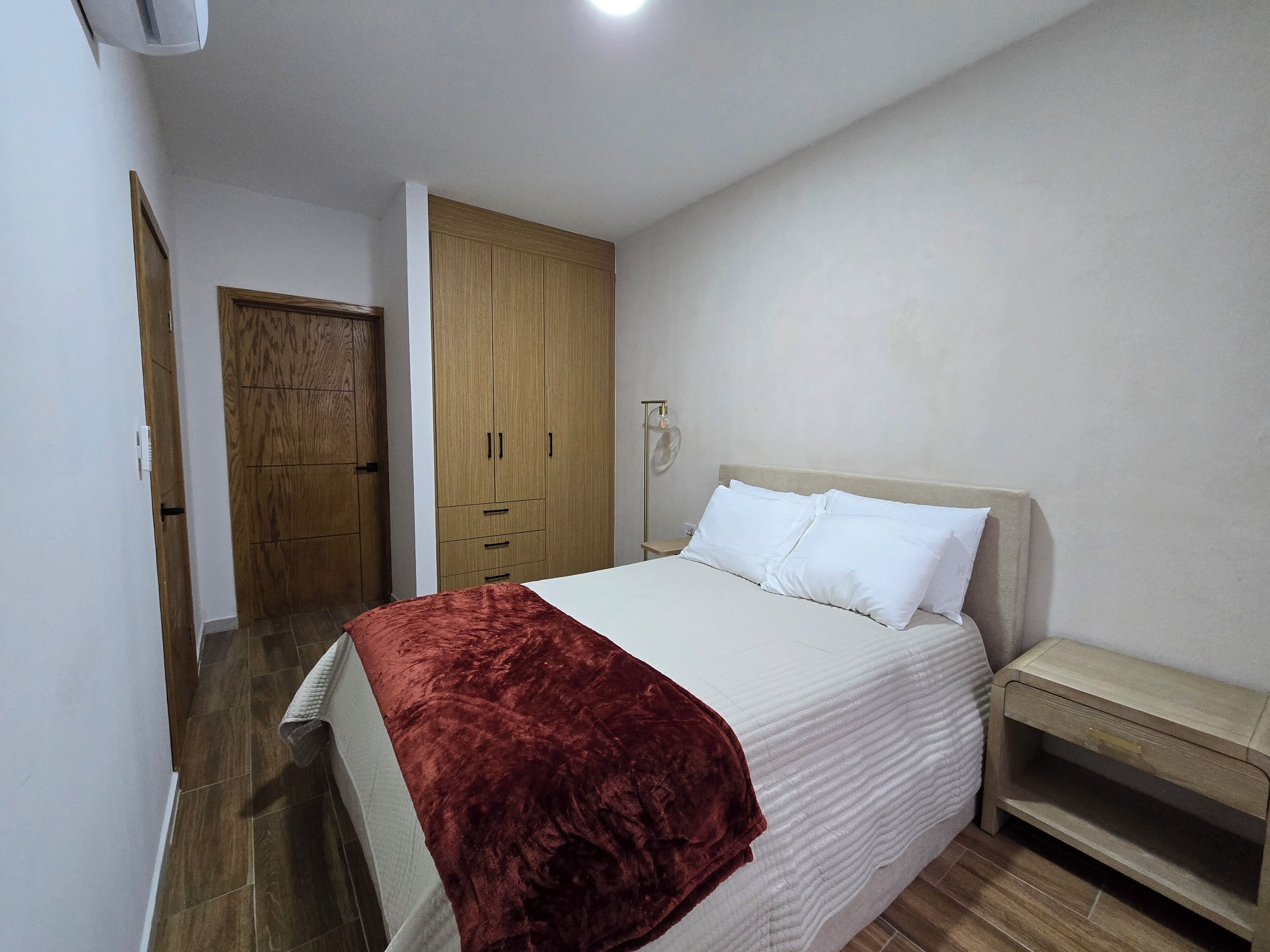 1 dormitorio, tabla de planchar con plancha, wifi y ropa de cama