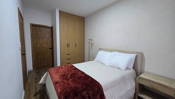 1 dormitorio, tabla de planchar con plancha, wifi y ropa de cama