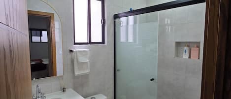 Secadora de cabello, toallas, jabón, papel de baño