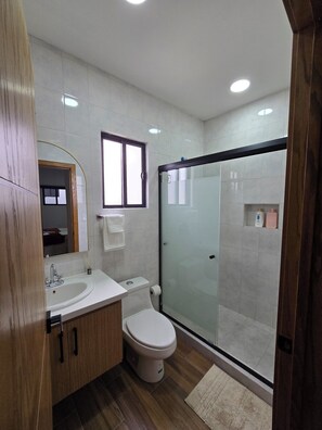 Haartrockner, Handtücher, Seife, Toilettenpapier