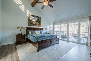 4 bedrooms, iron/ironing board, travel cot, WiFi - Lakefront Luxury - Boat Slip - Kayaks - Game Room (Waleska)