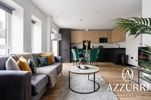 TV - Stylish & Spacious 2BR Flat |Near Woodside Stn.|ST (Greater London)