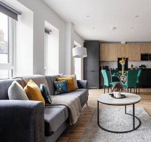 TV - Stylish & Spacious 2BR Flat |Near Woodside Stn.|ST (Greater London)