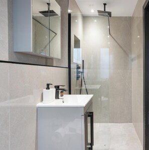 Hair dryer, towels - Stylish & Spacious 2BR Flat |Near Woodside Stn.|ST (Greater London)