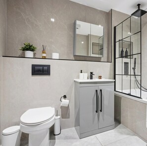 Hair dryer, towels - Stylish & Spacious 2BR Flat |Near Woodside Stn.|ST (Greater London)