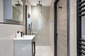Hair dryer, towels - Stylish & Spacious 2BR Flat |Near Woodside Stn.|ST (Greater London)