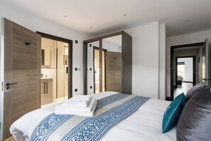 2 bedrooms, iron/ironing board, free WiFi, bed sheets - Stylish & Spacious 2BR Flat |Near Woodside Stn.|ST (Greater London)