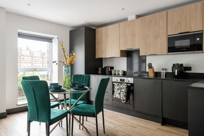 Fridge, microwave, oven, stovetop - Stylish & Spacious 2BR Flat |Near Woodside Stn.|ST (Greater London)
