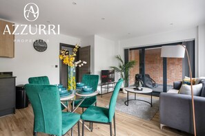 Dining - Stylish & Spacious 2BR Flat |Near Woodside Stn.|ST (Greater London)