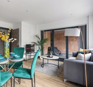 Dining - Stylish & Spacious 2BR Flat |Near Woodside Stn.|ST (Greater London)