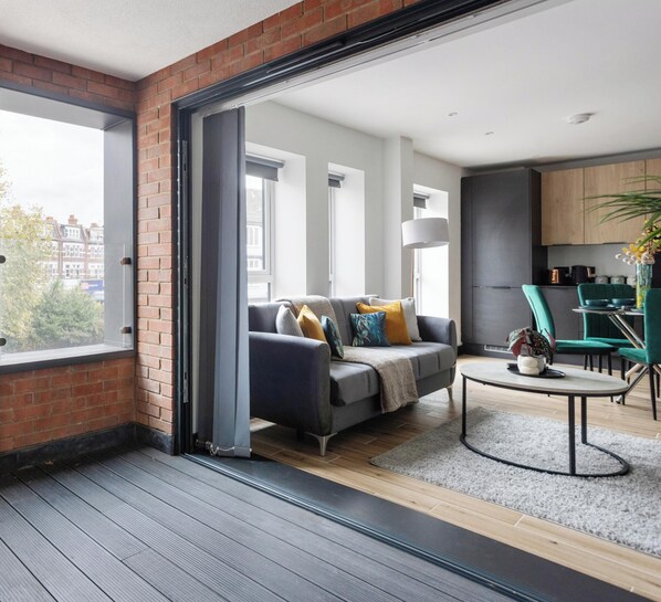 TV - Stylish & Spacious 2BR Flat |Near Woodside Stn.|ST (Greater London)