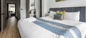 3 bedrooms, iron/ironing board, free WiFi, bed sheets - Stylish & Spacious 2BR Flat |Near Woodside Stn.|ST (Greater London)