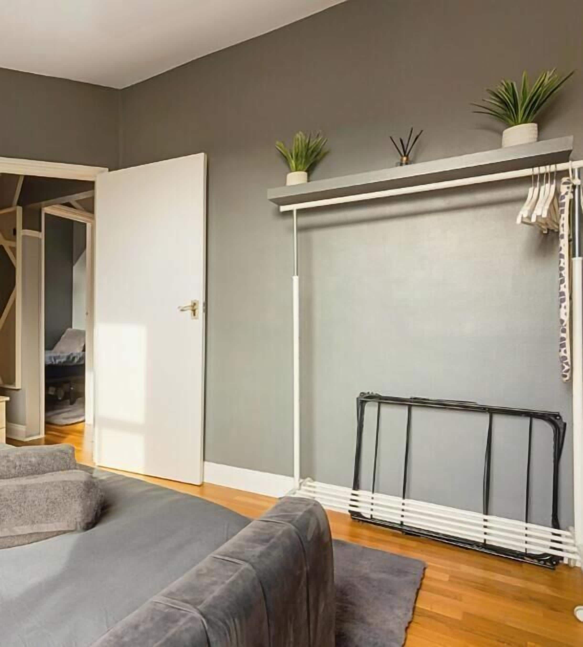 2 dormitorios, tabla de planchar con plancha, wifi gratis y ropa de cama