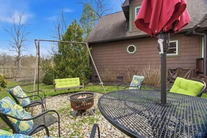 Outdoor dining - Quiet Clear Creek Cabin, Peaceful Mtn Views, Firepit (Maryville)