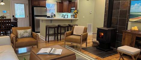 Televisión, chimenea y oficina