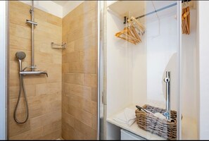 Dusche, umweltfreundliche Kosmetikartikel, Haartrockner, Handtücher