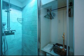 Een douche, milieuvriendelijke toiletartikelen, een haardroger