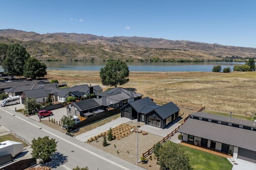 Dancing Tussock Escape - Cromwell Holiday Home