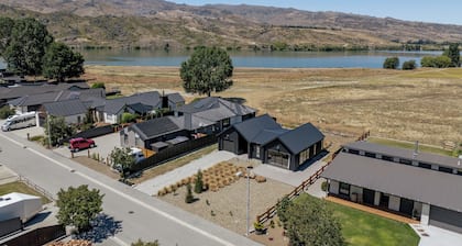 Dancing Tussock Escape - Cromwell Holiday Home