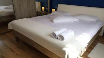 House (ThreeBedroom Holiday Home With Privat) | 3 bedrooms, cots/infant beds