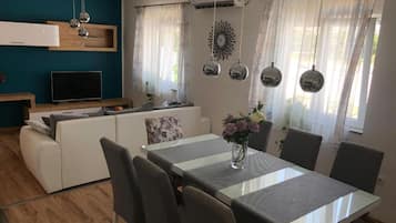 House (ThreeBedroom Holiday Home With Privat) | Dining room