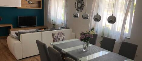 House (ThreeBedroom Holiday Home With Privat) | Dining room