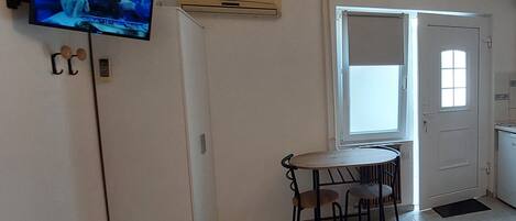 Studio (Studio Apartment with Terrace) | Salle Ă manger