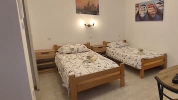 Estudi (Studio Apartment with Terrace)