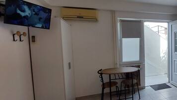 Studio (Studio Apartment with Terrace) | Dineerruimte