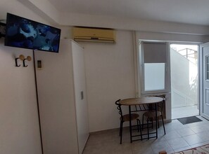 Studio (Studio Apartment with Terrace) | Dineerruimte