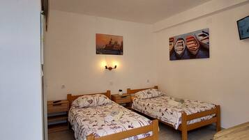 Estudi (Studio Apartment with Terrace)