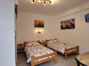 Studio (Studio Apartment with Terrace)