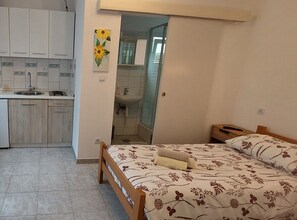 Studio (Studio Apartment with Terrace)