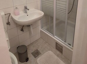 Estúdio (Studio Apartment with Terrace) | Banheiro | Chuveiro, toalhas de banho