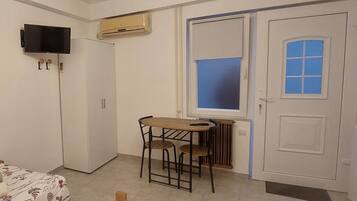 Studio (Studio Apartment with Terrace) | Dining room