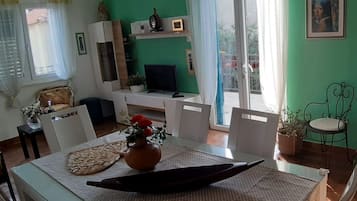 House (ThreeBedroom Holiday Home with Terrac) | Dining room