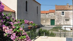 A building with a stone facade, a green door, and a tiled roof. - Casa Dolce Mare (Pasman)