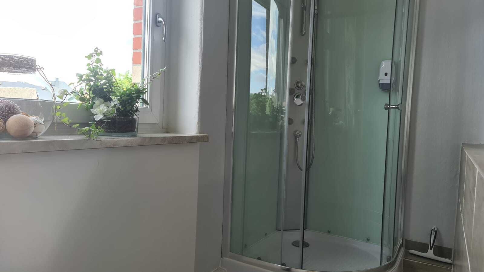 Dusche, Haartrockner, Handtücher, Seife