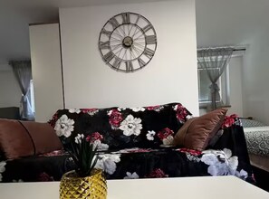 Íbúð (Superior One Bedroom Apartment) | Stofa | 32-tommu flatskjársjónvarp með kapalrásum