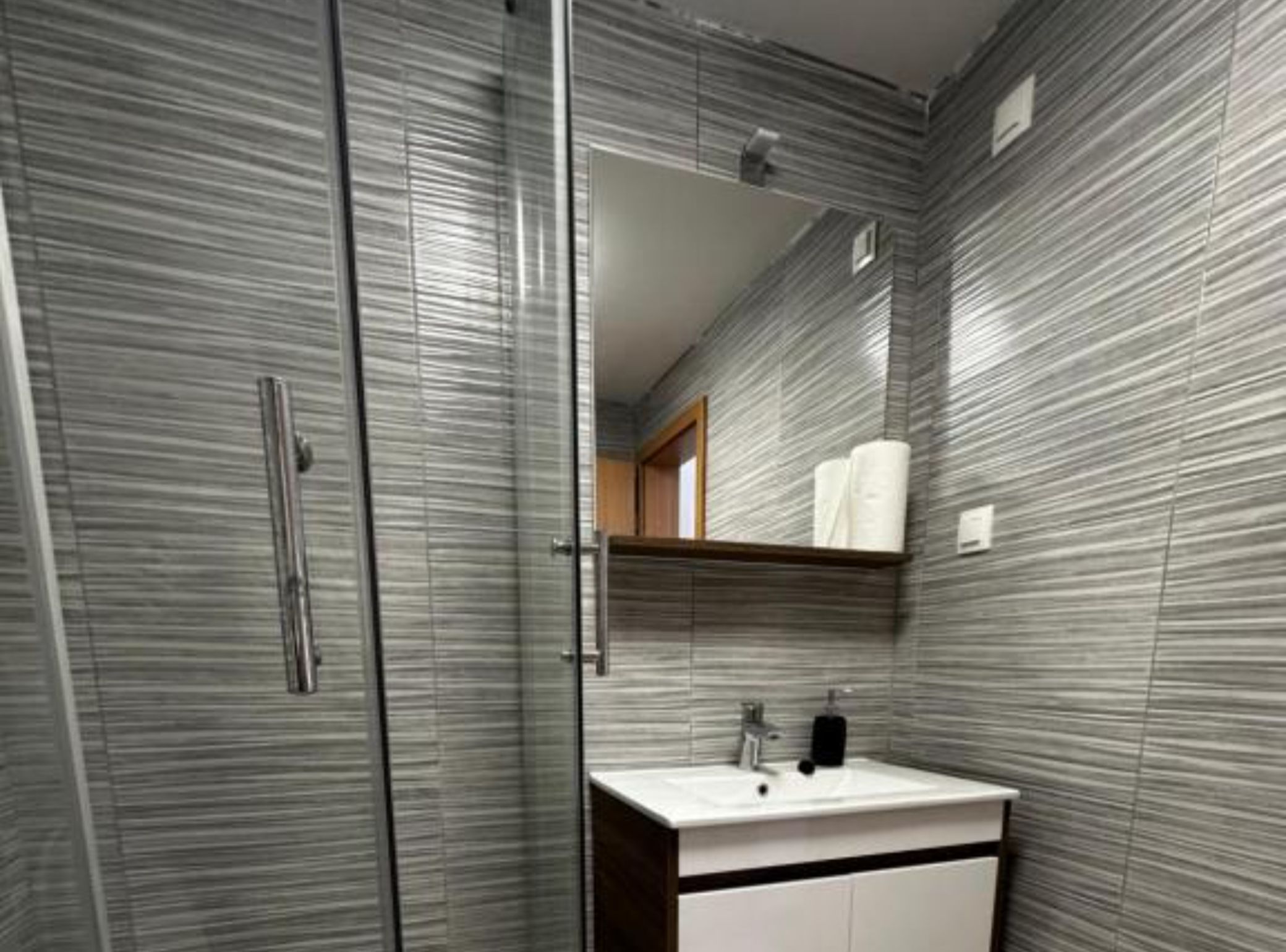 Appartement (Comfort One Bedroom Apartment) | Salle de bain | Douche, serviettes fournies