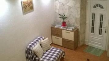 Apartment (One Bedroom Apartment with Sea View a) | Living room