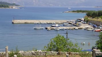 Apartment (One Bedroom Apartment with Sea View a) | Blick von der Unterkunft