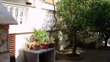 Apartment (One Bedroom Apartment with Sea View a) | Exterior