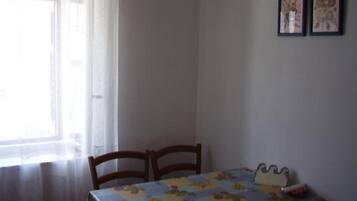 Apartment (Two Bedroom Apartment with Sea View a) | Dining room