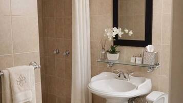 Tina, toallas, jabón, shampoo