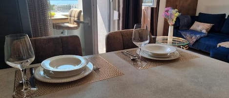 Studio (Studio Apartment with Loggia and SeaV) | Dining room