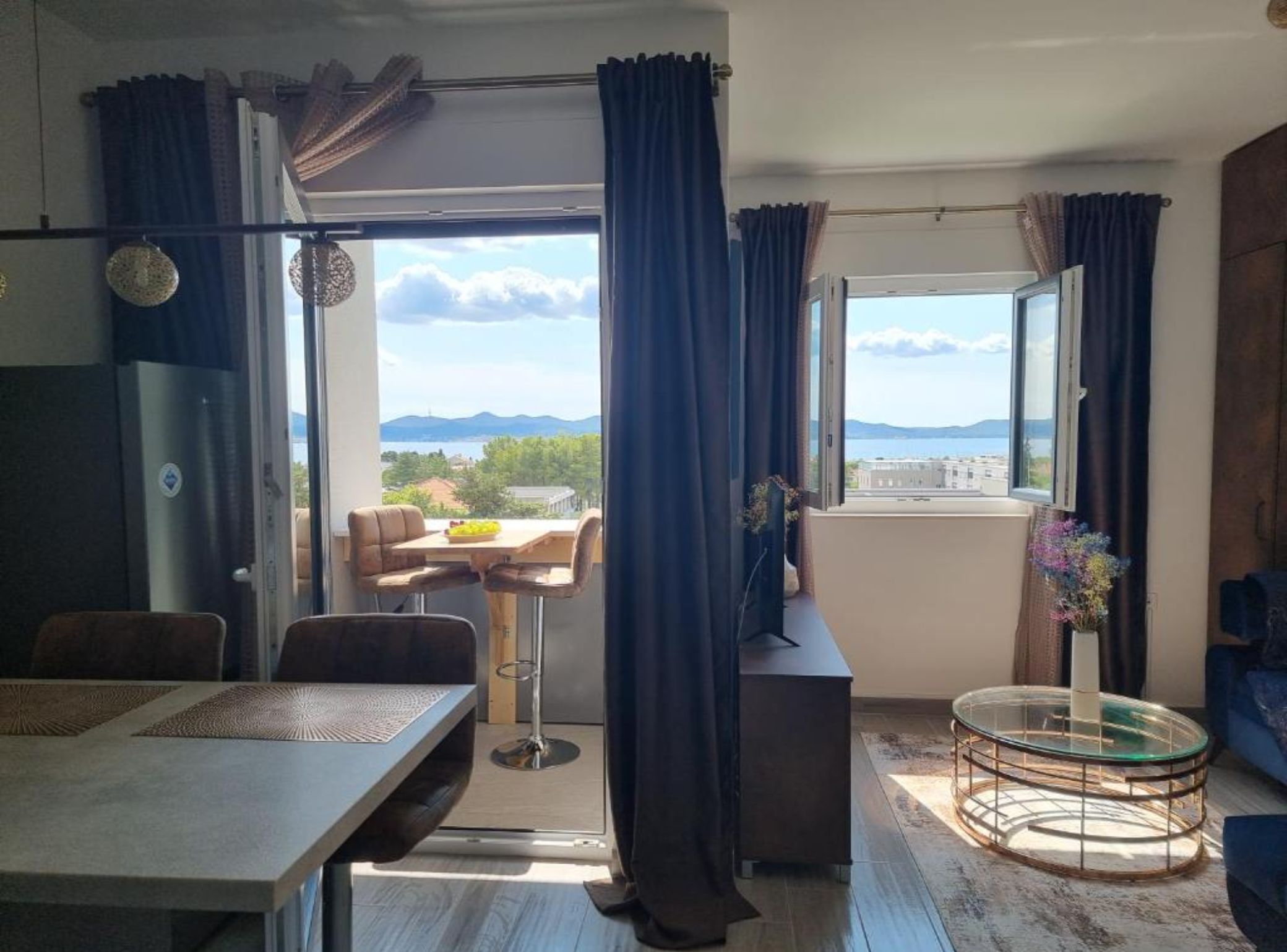 Estudio (Studio Apartment with Loggia and SeaV) | Comedor
