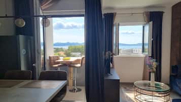 Estudio (Studio Apartment with Loggia and SeaV) | Comedor