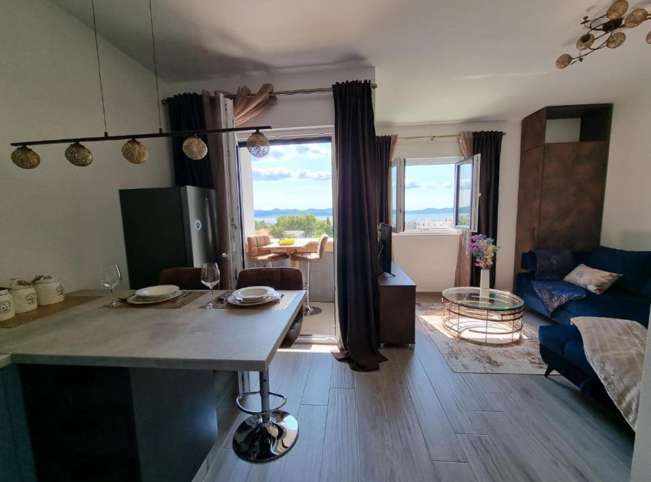 Studio (Studio Apartment with Loggia and SeaV) | Dining room